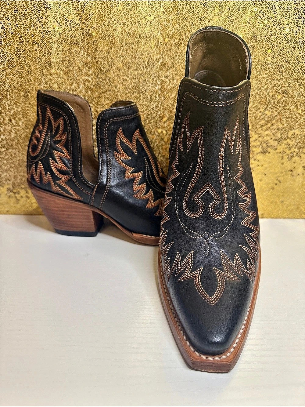 ARIAT Women’s Dixon Brooklyn Booties Embroidered Leather.